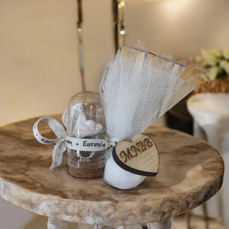 Μπομπονιέρα γάμου mini γυάλα με τριαντάφυλλο και αρχικά γράμματα