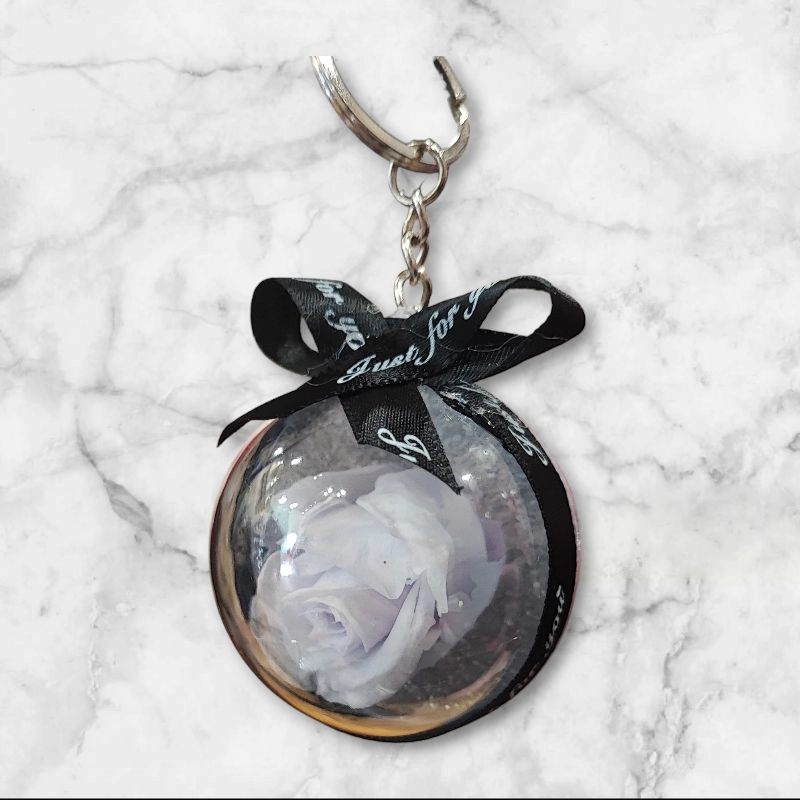 Forever rose μπρελοκ σε λιλά απόχρωση μέσα σε μπάλα