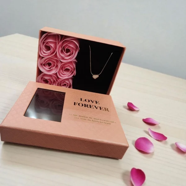 Κουτί με 6 τριαντάφυλλα σαπουνιού και ατσάλινο κολιέ