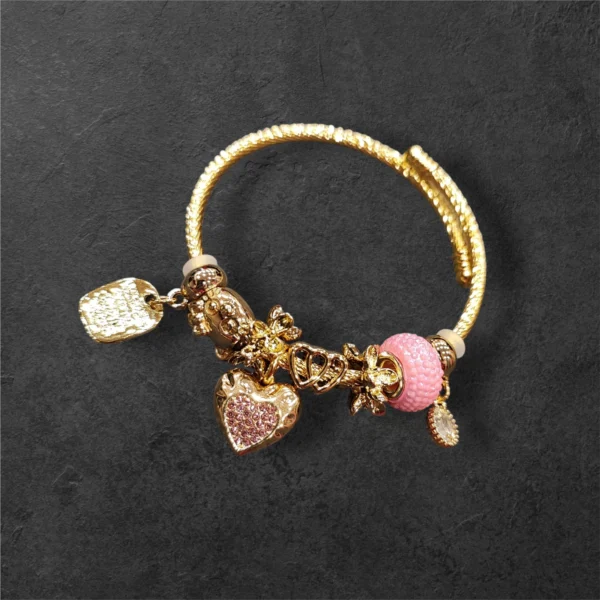 Ατσάλινο βραχιόλι με κρεμαστά charms καρδιές και στρας