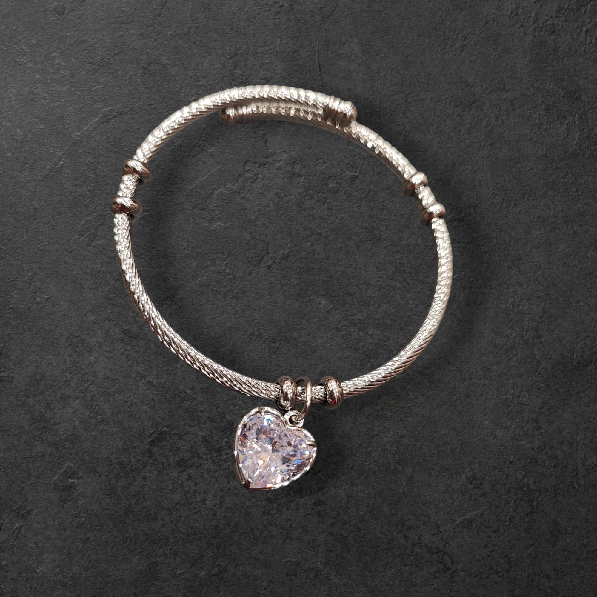 Ατσάλινη βέργα βραχιόλι με κρεμαστή καρδιά στρας