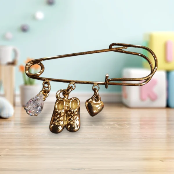 Ατσάλινη καρφίτσα με παπουτσάκια και καρδιά